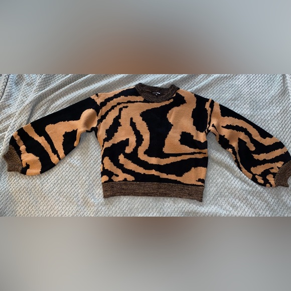 Like New Women’s Fashion Nova “Hear Me Roar” Puff Sleeves Sweater - Picture 4 of 4